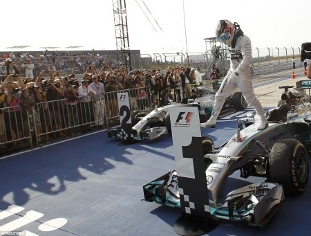 Hamilton ăn mừng chiến thắng (Ảnh: AP)