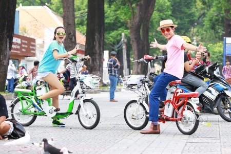 Chiếc xe HKbike Zinger Extra nổi bật giữa
đường phố Sài Gòn