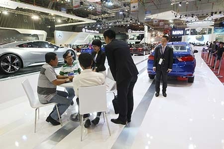 Các khách hàng được chăm sóc chu đáo tại triển lãm 