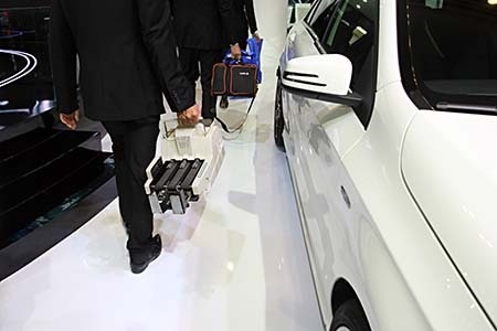 Máy đếm tiền được chuẩn bị ngay từ những ngày đầu tại các gian hàng