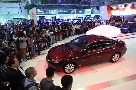 Đông đảo phóng viên tham gia đưa tin về triển lãm