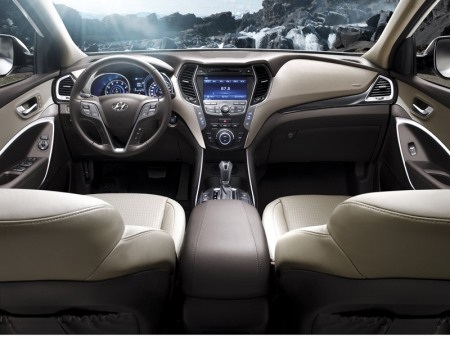 Mức giá của từng
phiên bản Hyundai SantaFe 2015 chưa được công bố chính thức.