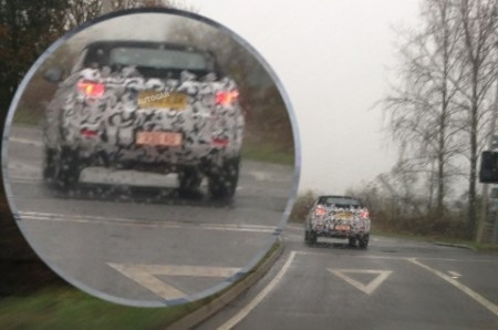 Chiếc xe được cho là Range Rover Evoque mui trần trên đường chạy thử tại Anh