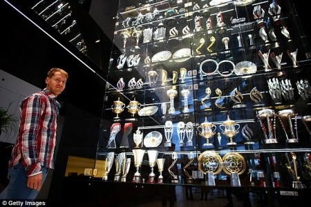 Đã tìm thấy 1/3 số cup của Red Bull Racing bị đánh cắp