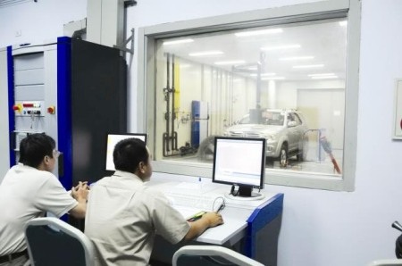 Trung tâm kiểm định đang kiểm tra xe. (Ảnh:
Đăng Ngọc)