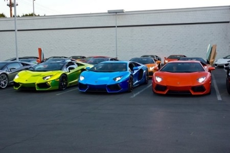 Hai chiếc Aventador dán lớp mạ crôm thu hút được sự chú ý đặc biệt 