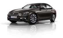 MC Nguyên Khang bên “xế cưng” BMW 3-Series