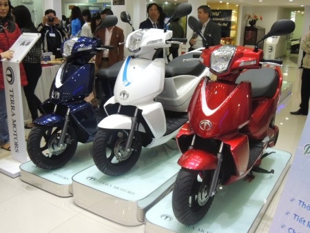 Cốp đựng
đồ rộng rãi, Pin xe đặt dưới đáy cốp đựng đồ và có thể dễ dàng tháo lắp.