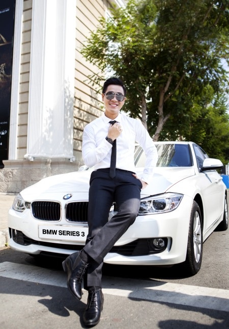 MC Nguyên Khang bên “xế cưng” BMW 3-Series