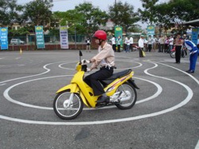 Bỏ quy định "ngực lép không được lái xe" - 1 Bỏ ngực
lép, thấp bé trong tiêu chuẩn lái xe