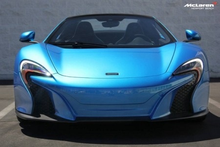 Cabin của xe được bọc da đen carbon với các đường chỉ khâu xanh dương nổi bật