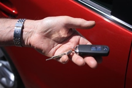 Mắc kẹt trong xe Mazda3 suốt đêm vì không thạo dùng khoá không chìa