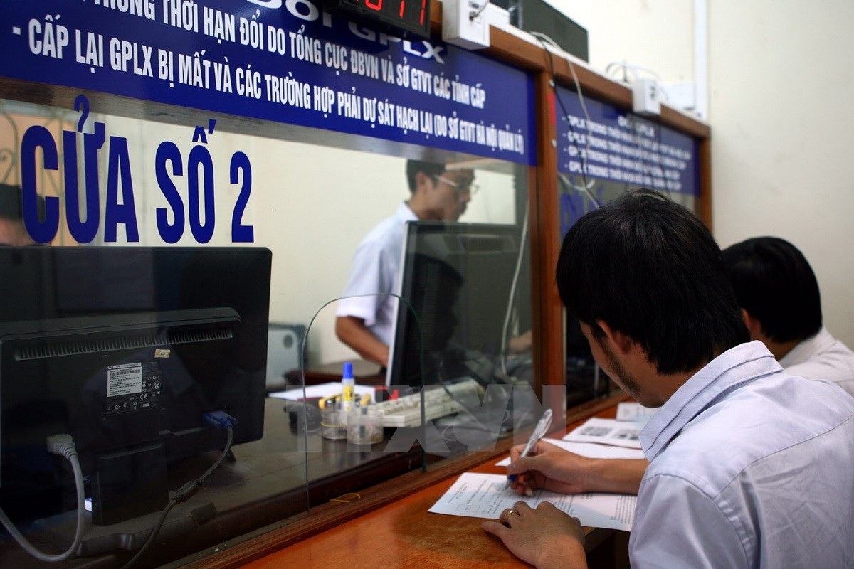 Nhân rộng mô hình đổi giấy phép lái xe qua mạng từ quý Hai năm 2015 - 1 Đăng ký giấy phép lái xe tại Hà Nội. (Ảnh:
Huy Hùng/TTXVN)