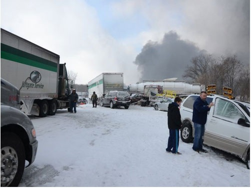 Mỹ: Gần 200 xe tai nạn làm tê liệt đường cao tốc - 3 Mỹ: Gần 200 xe tai nạn gây dồn ứ trên đường cao tốc