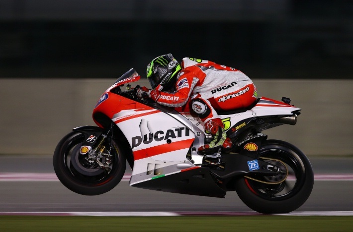Những hình ảnh ấn tượng của mùa giải MotoGP 2014 (1) - 2 Chiếc
Ducati của Cal Crutchlow xảy ra vấn đề ở hệ thống điện