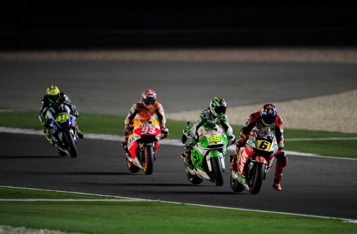 Những hình ảnh ấn tượng của mùa giải MotoGP 2014 (1) - 3 Alvaro
Bautista của GO&FUN Gresini tìm cách vượt qua Stefan Bradl