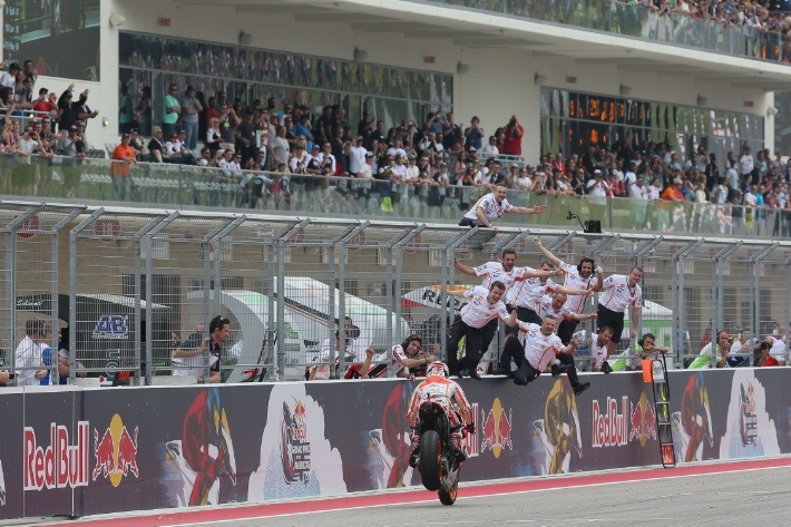 Những hình ảnh ấn tượng của mùa giải MotoGP 2014 (1) - 8 Marc
Marquez thống trị cuộc đua