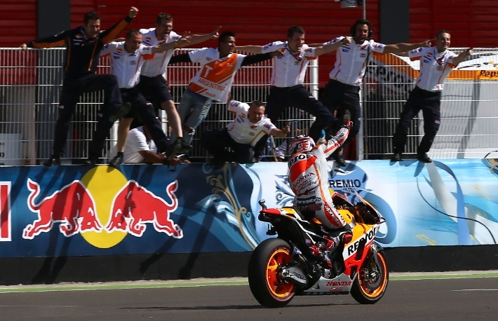 Những hình ảnh ấn tượng của mùa giải MotoGP 2014 (1) - 12 Marquez
dành chiến thắng thứ 3 liên tiếp