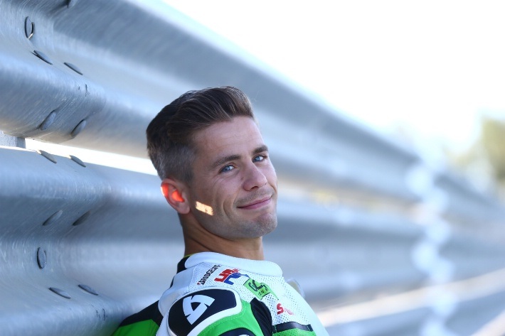 Những hình ảnh ấn tượng của mùa giải MotoGP 2014 (1) - 17 Alvaro
Bautista thư giãn trước khi vào đua