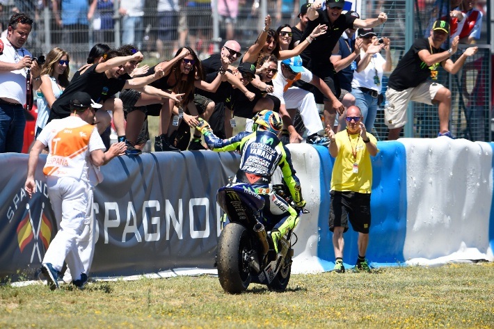 Những hình ảnh ấn tượng của mùa giải MotoGP 2014 (1) - 19 Valentino
Rossi ăn mừng vị trí thứ hai trên bục podium