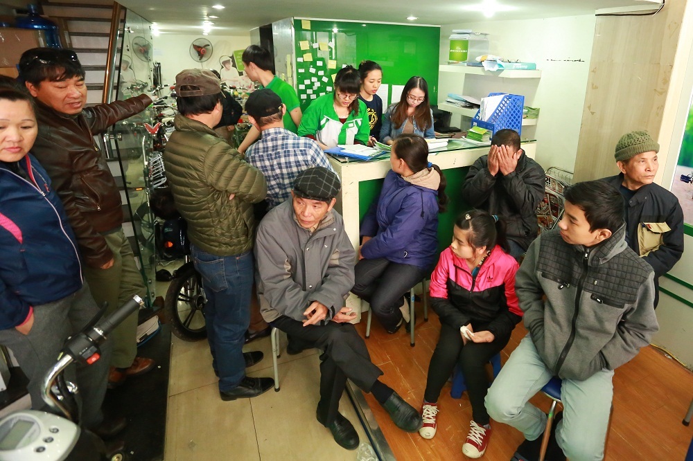 Không
chỉ có các bậc phụ huynh, dân văn phòng mà có rất nhiều người cao tuổi đến mua.