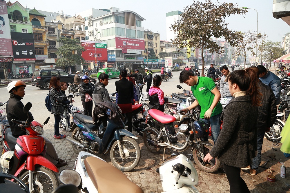 Bãi gửi xe phía bên ngoài trở nên quá tải.
Chật vật tìm chỗ gửi xe vào cửa hàng.