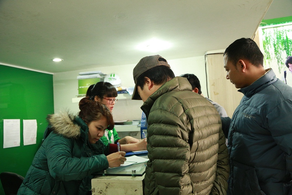 Xếp
hàng chờ đợi đến lượt làm thủ tục thanh toán.