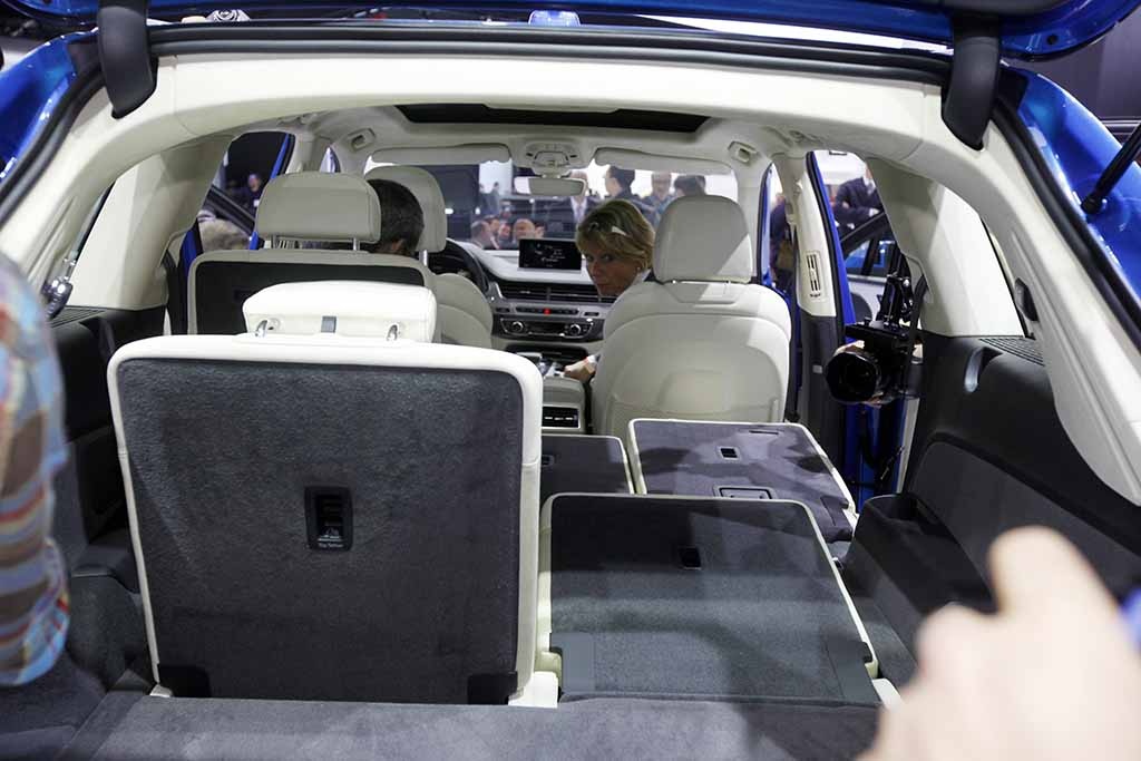 Cận cảnh Audi Q7 thế hệ mới trên sàn triển lãm ô tô Detroit - 13 Cận cảnh Audi Q7 thế hệ mới trên sàn triển lãm ô tô Detroit