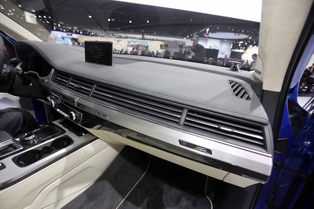 Cận cảnh Audi Q7 thế hệ mới trên sàn triển lãm ô tô Detroit - 5 Cận cảnh Audi Q7 thế hệ mới trên sàn triển lãm ô tô Detroit