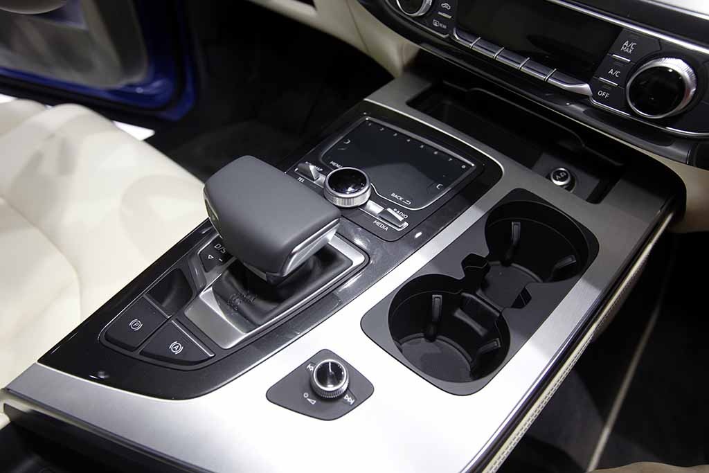 Cận cảnh Audi Q7 thế hệ mới trên sàn triển lãm ô tô Detroit - 6 Cận cảnh Audi Q7 thế hệ mới trên sàn triển lãm ô tô Detroit