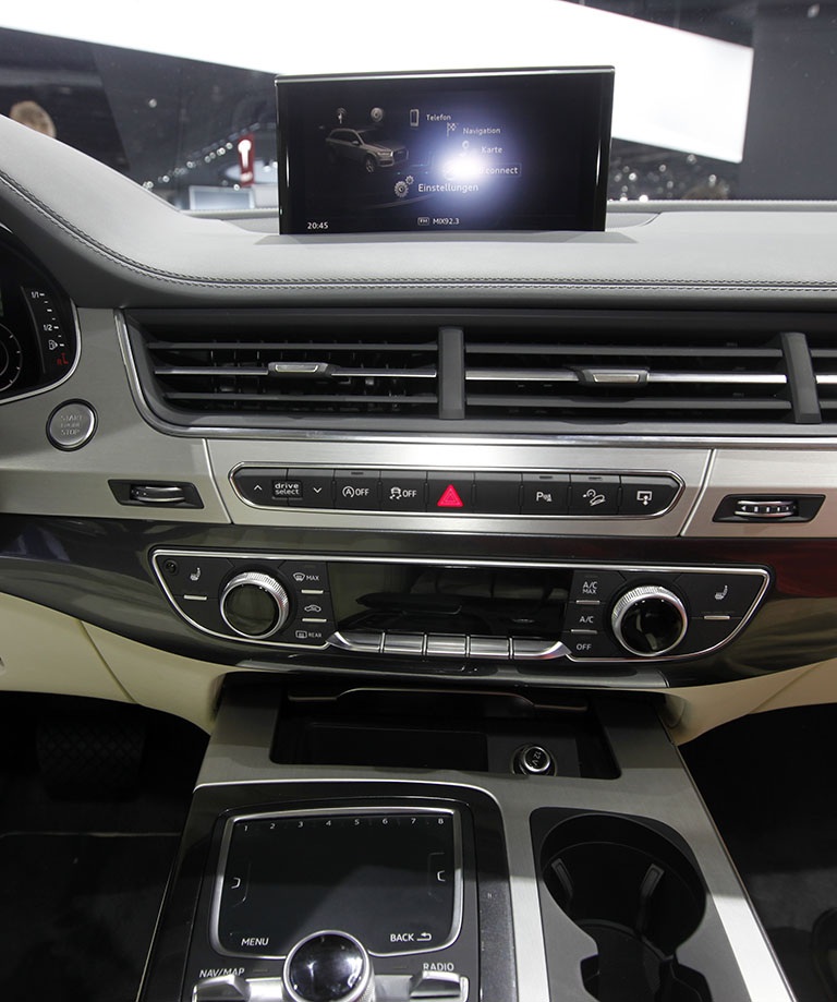 Cận cảnh Audi Q7 thế hệ mới trên sàn triển lãm ô tô Detroit - 8 Cận cảnh Audi Q7 thế hệ mới trên sàn triển lãm ô tô Detroit
