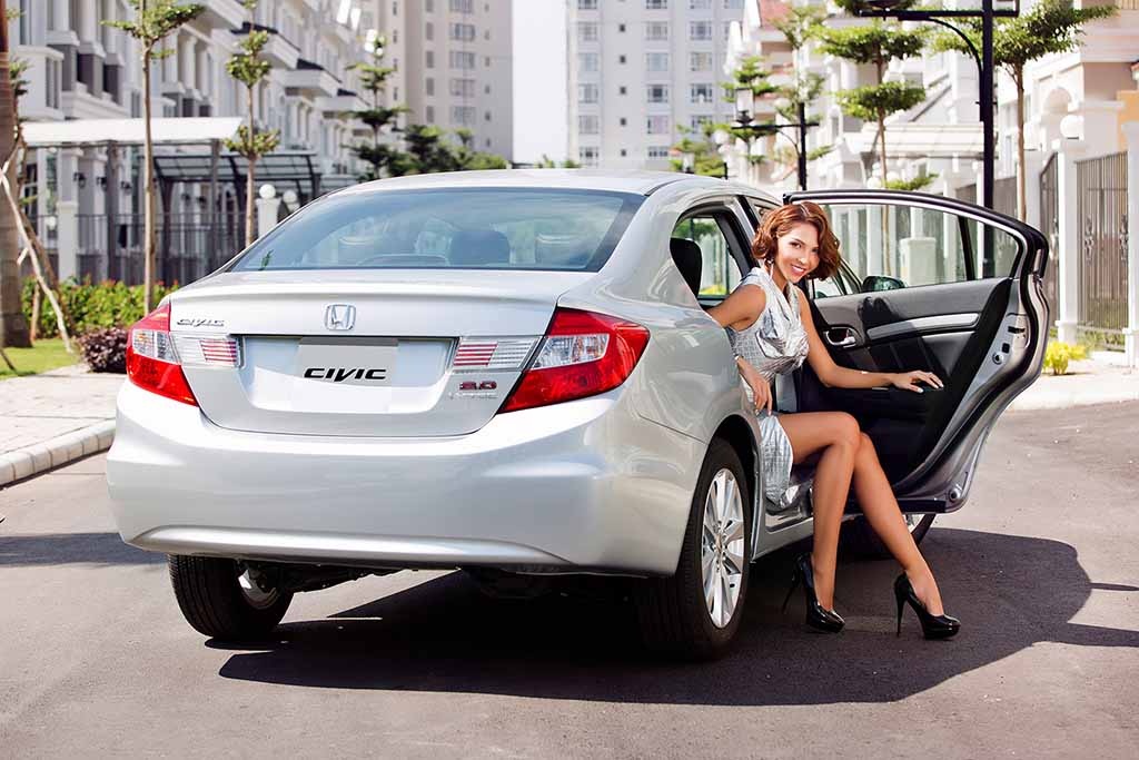 Civic phiên bản mới và siêu mẫu Minh Triệu khoe dáng - 9 Civic phiên bản mới độc đáo với thiết kế
thể thao và cao cấp