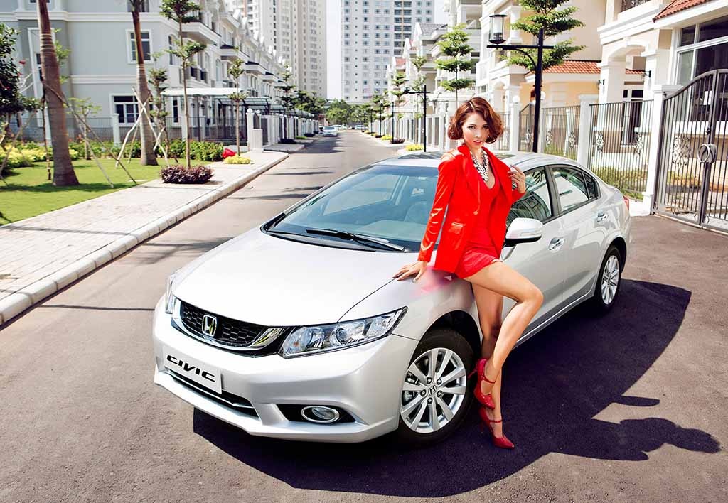 Civic phiên bản mới và siêu mẫu Minh Triệu khoe dáng - 7 Civic phiên bản mới độc đáo với thiết kế
thể thao và cao cấp