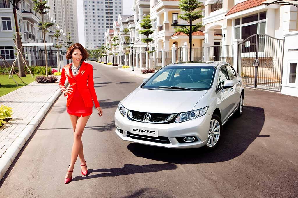 Civic phiên bản mới và siêu mẫu Minh Triệu khoe dáng - 8 Civic phiên bản mới độc đáo với thiết kế
thể thao và cao cấp