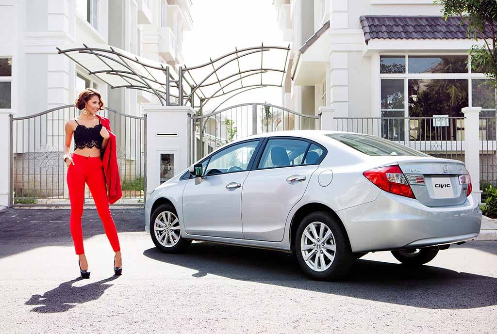 Civic phiên bản mới và siêu mẫu Minh Triệu khoe dáng - 5 Civic phiên bản mới độc đáo với thiết kế
thể thao và cao cấp