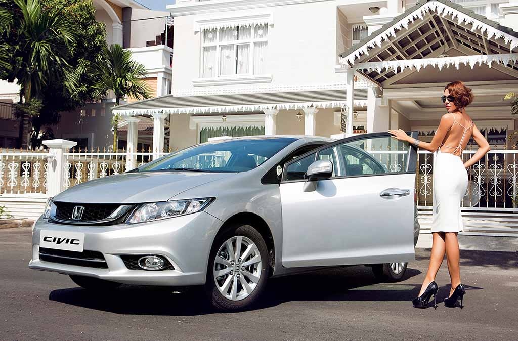 Civic phiên bản mới và siêu mẫu Minh Triệu khoe dáng - 3 Civic phiên bản mới độc đáo với thiết kế
thể thao và cao cấp