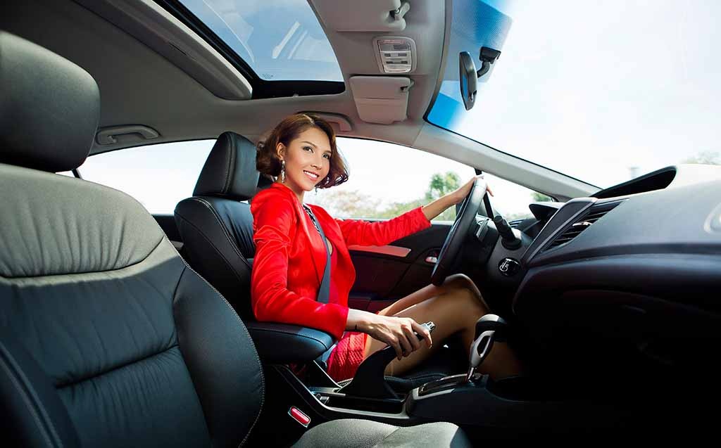 Civic phiên bản mới và siêu mẫu Minh Triệu khoe dáng - 11 Civic phiên bản mới độc đáo với thiết kế
thể thao và cao cấp