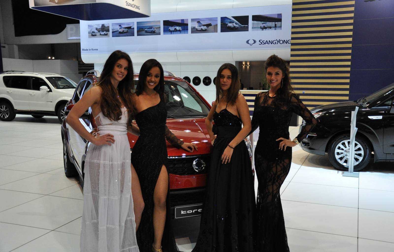 Ngắm người mẫu tại Triển lãm xe hơi Brussels 2015 - 9 Triển lãm ô tô
Brussels diễn ra từ ngày 16-25/1 ở Bỉ.