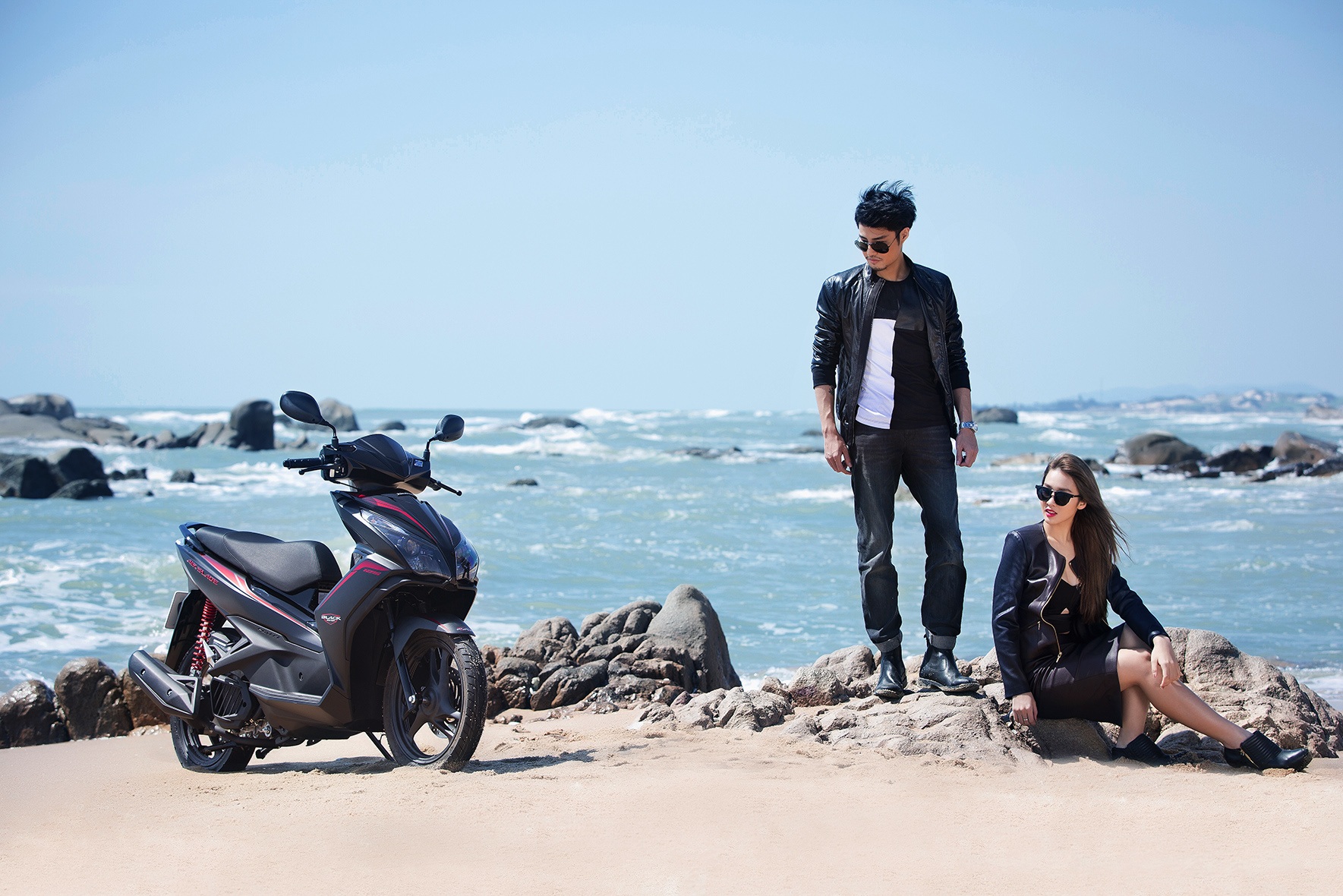 Trên 2 bên yếm xe và vè trước có logo
Black Edition.