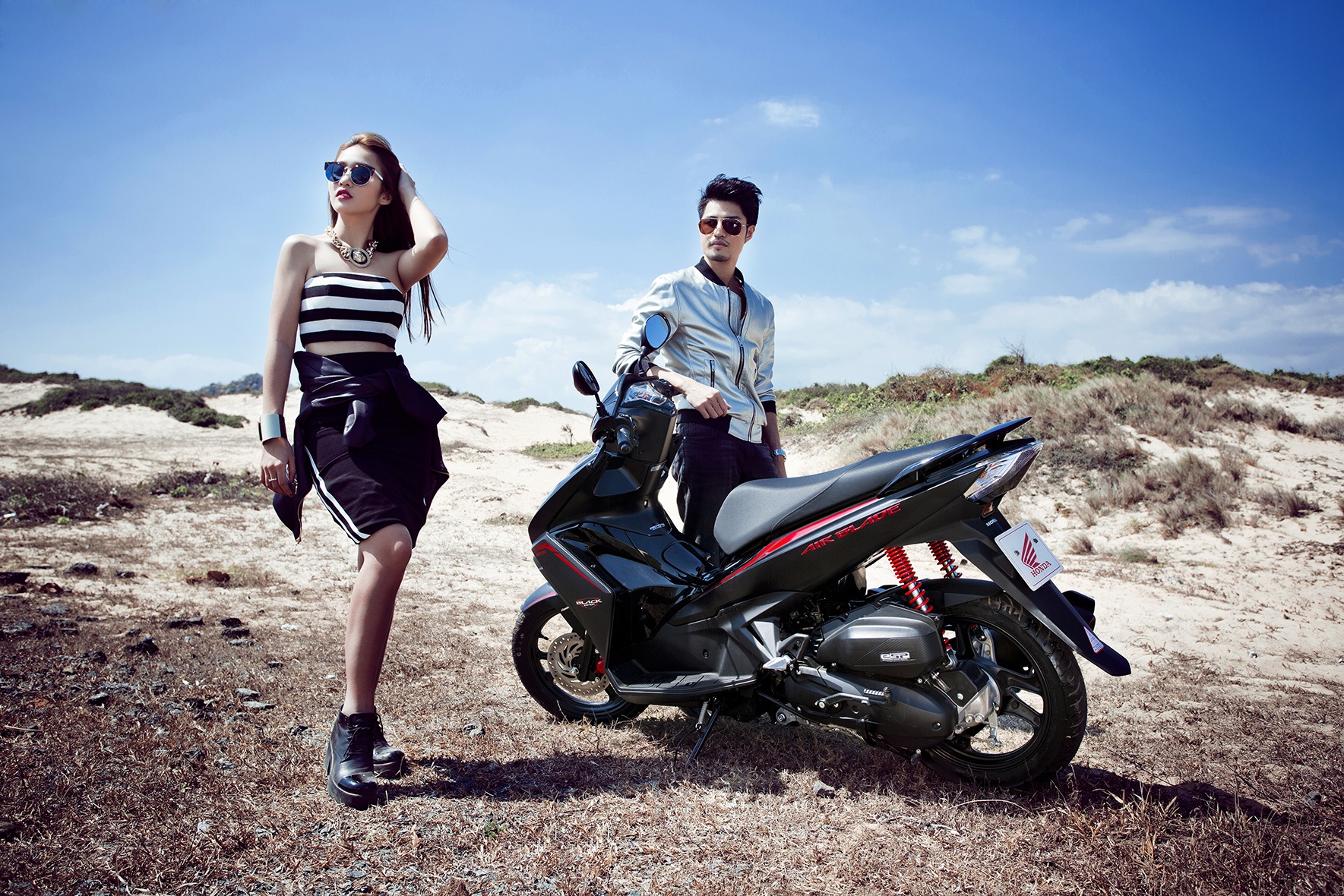 Trên 2 bên yếm xe và vè trước có logo
Black Edition.