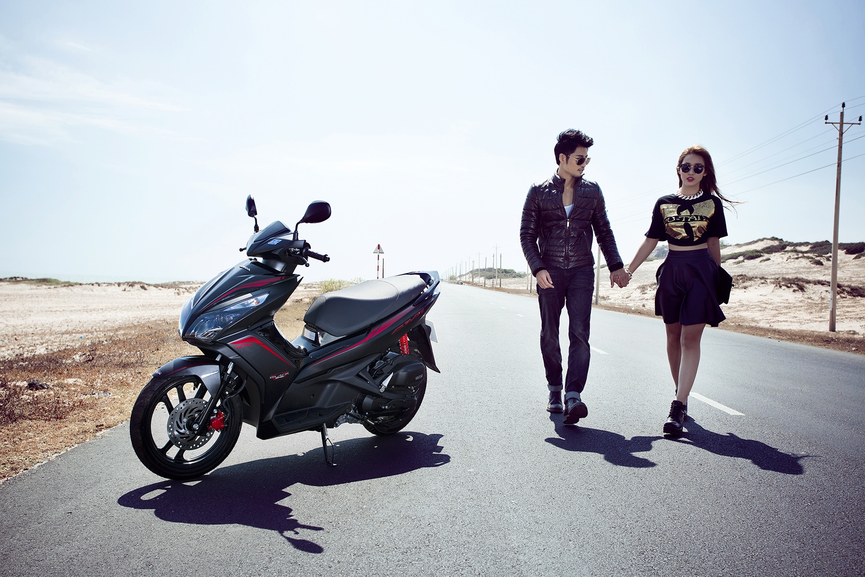 Trên 2 bên yếm xe và vè trước có logo
Black Edition.