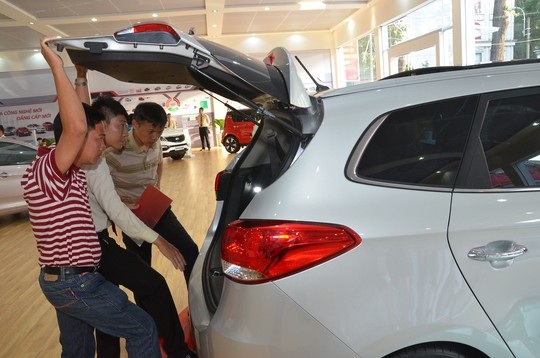 Ô tô giá rẻ: Giấc mơ còn xa - 1 Khách hàng tham quan tại triển lãm ô tô ở TP HCM. (Ảnh: Tấn
Thạnh)