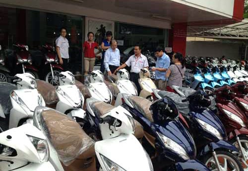 Tranh thủ chém Tết: Xe máy đội giá hàng triệu đồng - 1 Những ngày giáp Tết Ất Mùi, thị trường xe
máy trở nên sôi động