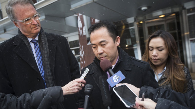 Toyota bị phạt gần 11 triệu USD - 1 Ông Koua Fong Lee (giữa) cho rằng mình bị án oan (Ảnh: AP)