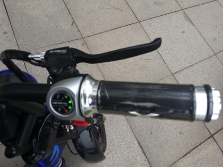 Mặt đồng hồ báo Pin trên tay ga rất tiện dụng