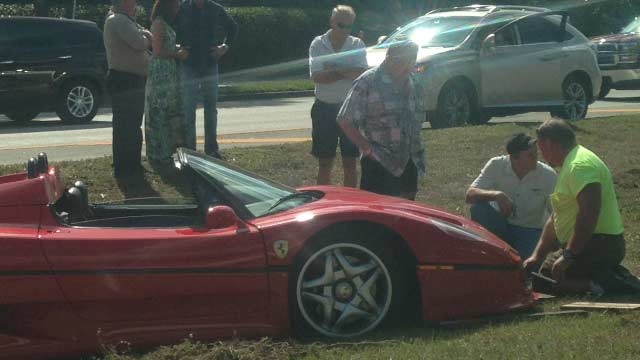 Ferrari F50 bị xe Lexus đâm văng khỏi đường - 2 Ferrari F50 bị xe Lexus đâm văng khỏi đường