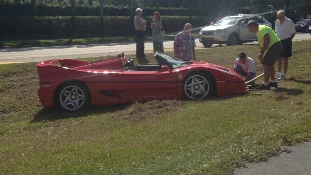 Ferrari F50 bị xe Lexus đâm văng khỏi đường - 1 Ferrari F50 bị xe Lexus đâm văng khỏi đường