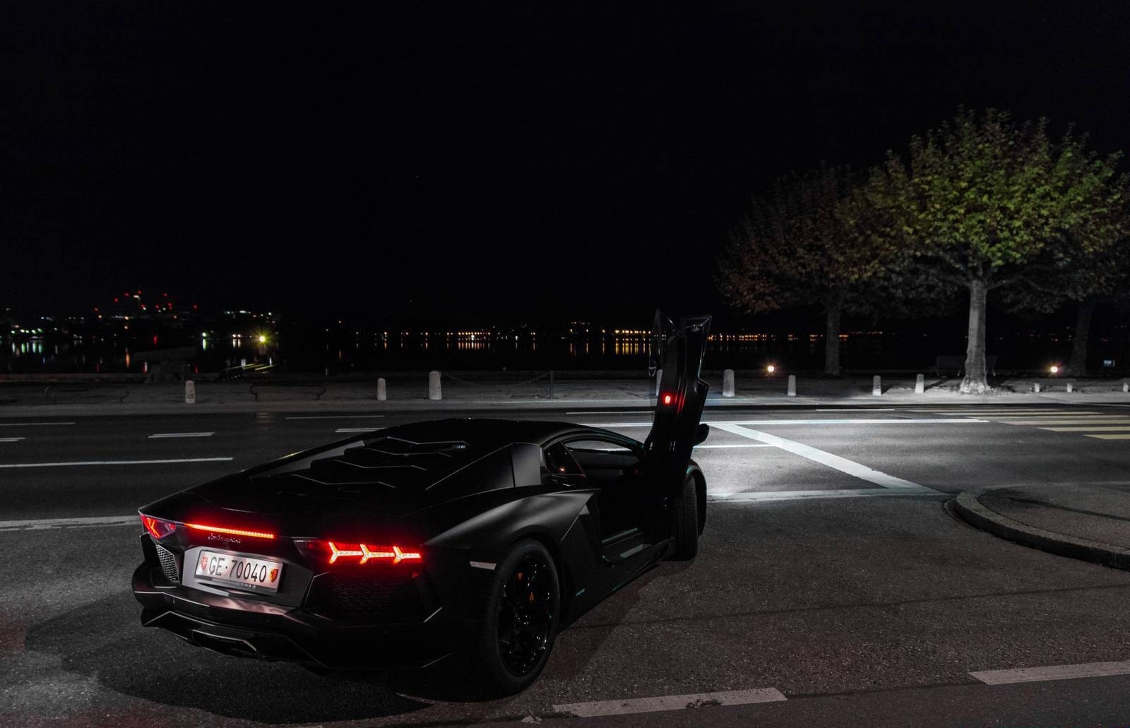 Lamborghini Aventador đen tuyền cá tính | Báo Dân trí