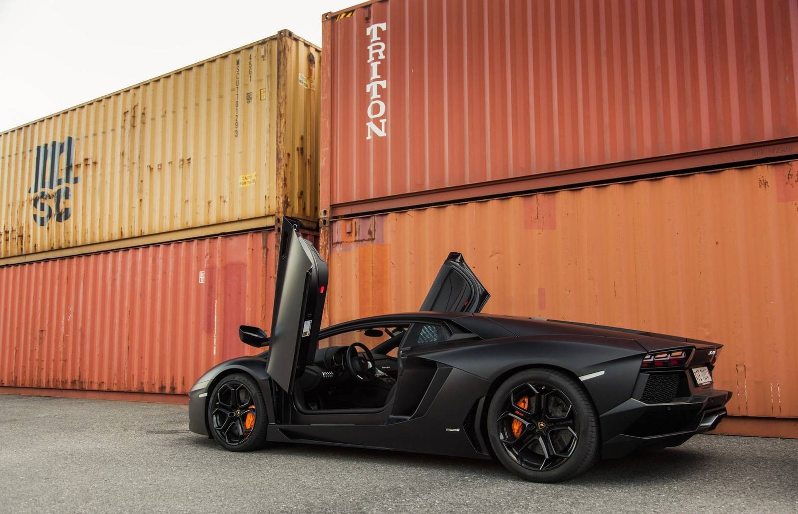 Lamborghini Aventador đen tuyền cá tính - 5 Lamborghini Aventador đen tuyền cá tính