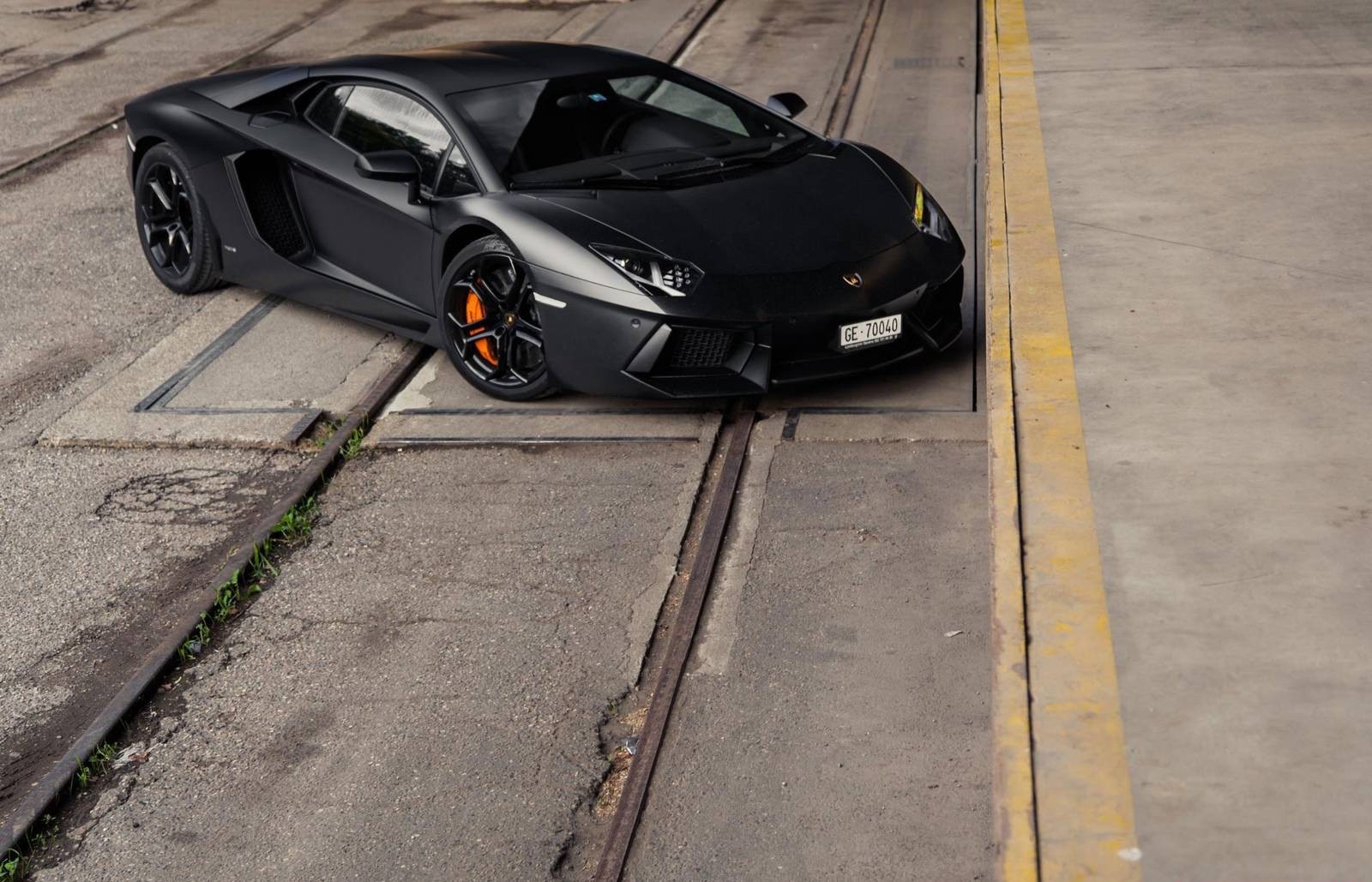 Lamborghini Aventador đen tuyền cá tính - 4 Lamborghini Aventador đen tuyền cá tính
